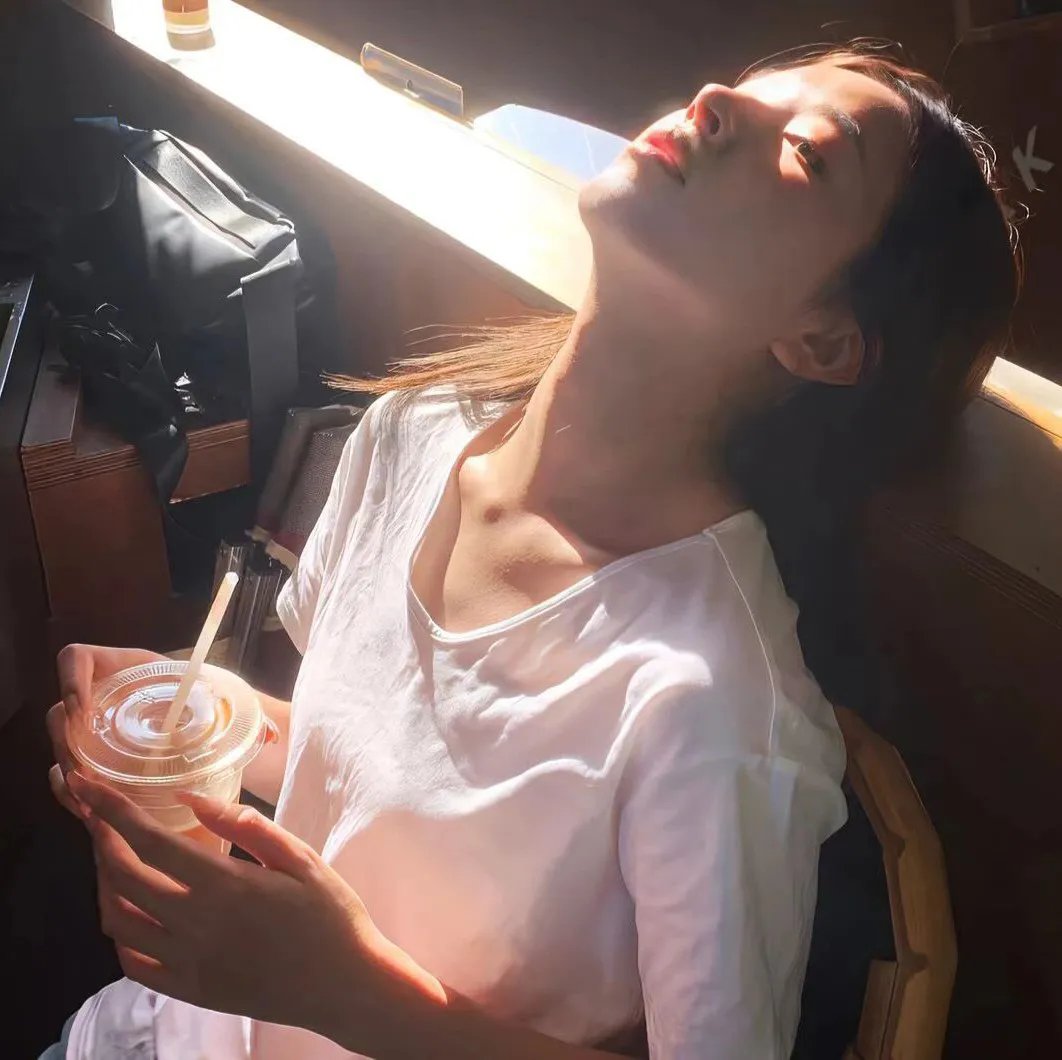 坐在酒吧里吃蛋糕